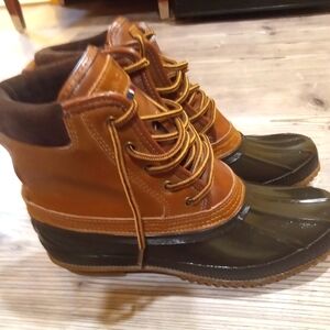 Tommy Hilfiger rain/snow waterproof duck boots. Used. Size 9 men. Brown